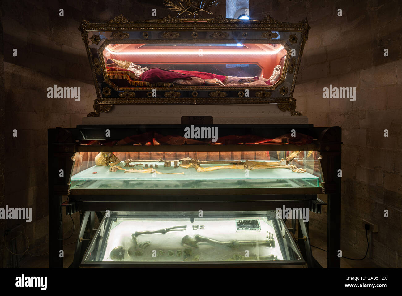 Die irdischen Überreste von San Basso im Glaskasten, Santa Maria della Purificazione. Termoli Molise Stockfoto