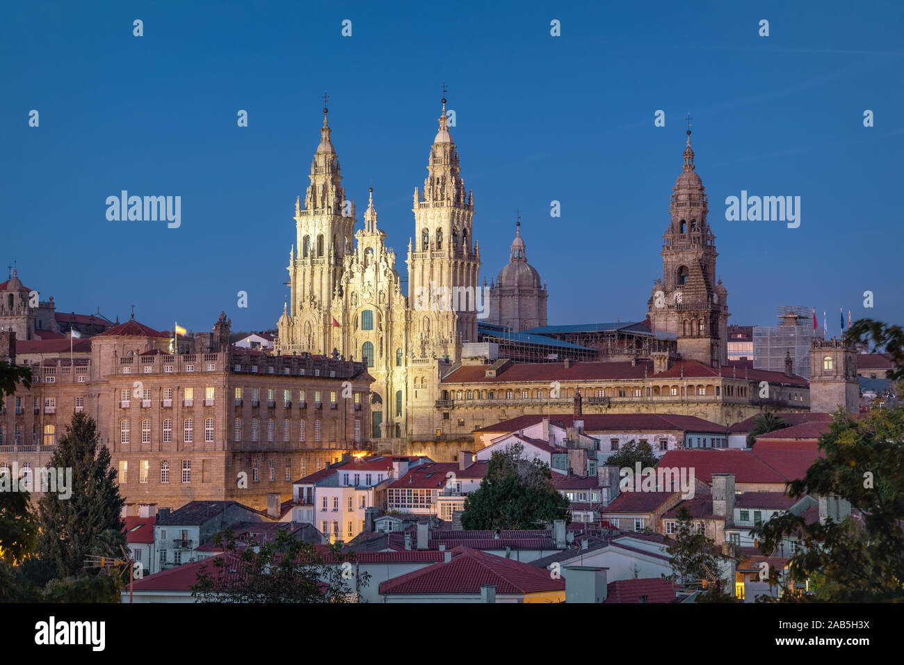 Santiago de Compostela, Spanien. Blick auf den beleuchteten Dom in der Dämmerung Stockfoto