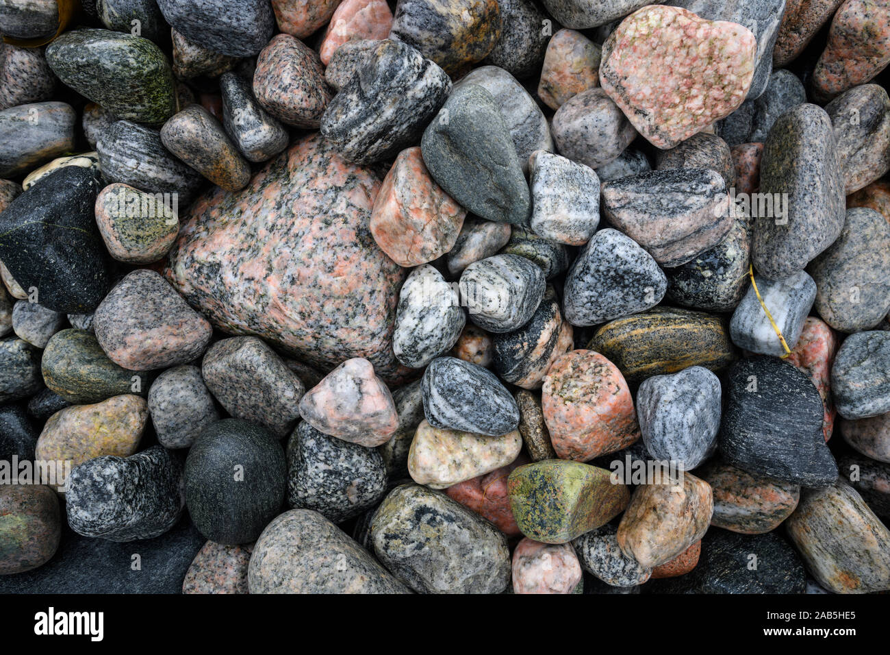 Bunte Steine ein einem Strang Stockfoto