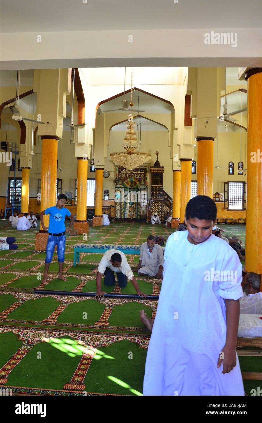 Nicht identifizierte Muslime entspannen sich nach nachmittäglichen gebeten in der 'El Takiwa'-Moschee am 17. August 2012 in El Quseir, Ägypten. Stockfoto