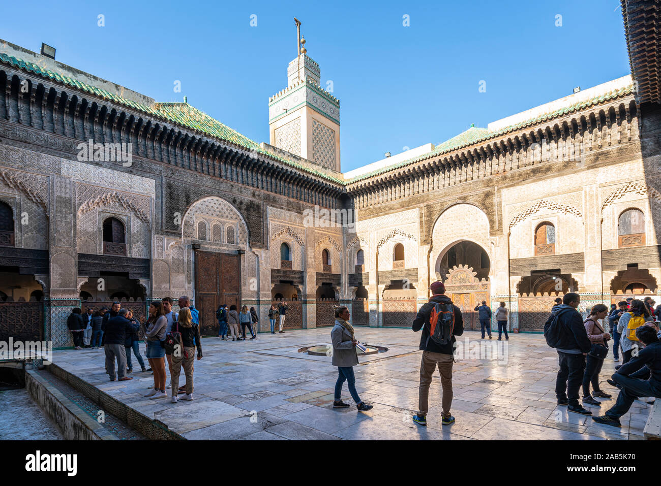 Fez, Marokko. November 9, 2019. Dekorierte Innenhof im Bou Inania madrasa Gebäudekomplex Stockfoto