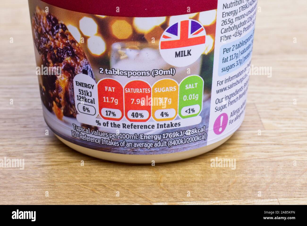 Ampel, die Etikettierung von Lebensmitteln auf einem Topf von Sainsbury's extra dicke Weinbrand Creme Stockfoto