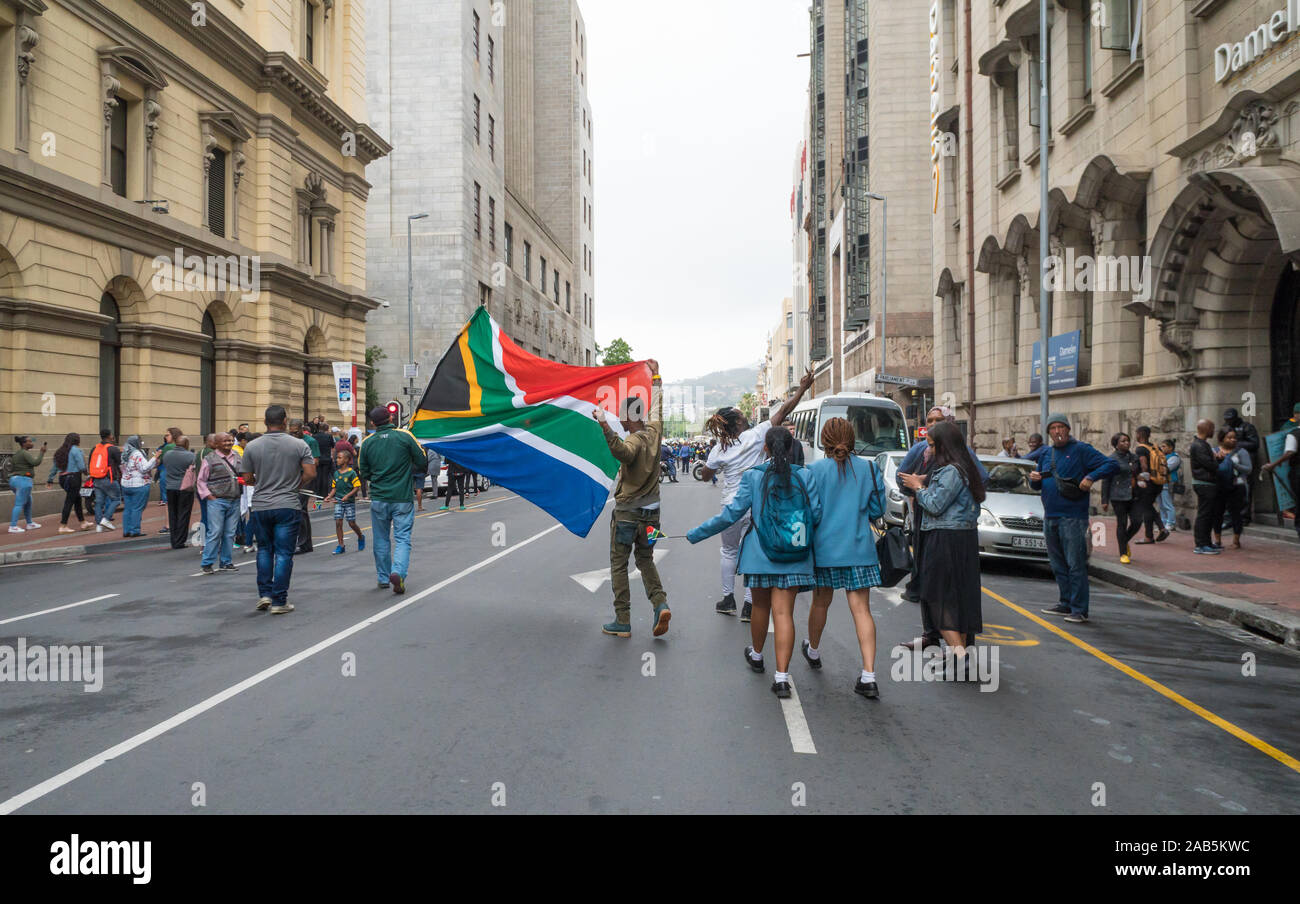 Nationaler stolz durch die südafrikanische Flagge durch die Straßen der Stadt von Kapstadt während der homecoming event Springbok Rugby Team angezeigt. Stockfoto