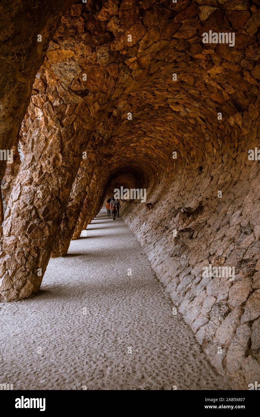 BARCELONA, SPANIEN - 26 AUGUST, 2019: Architektur von Antonio Gaudì im Park Güell. Stockfoto