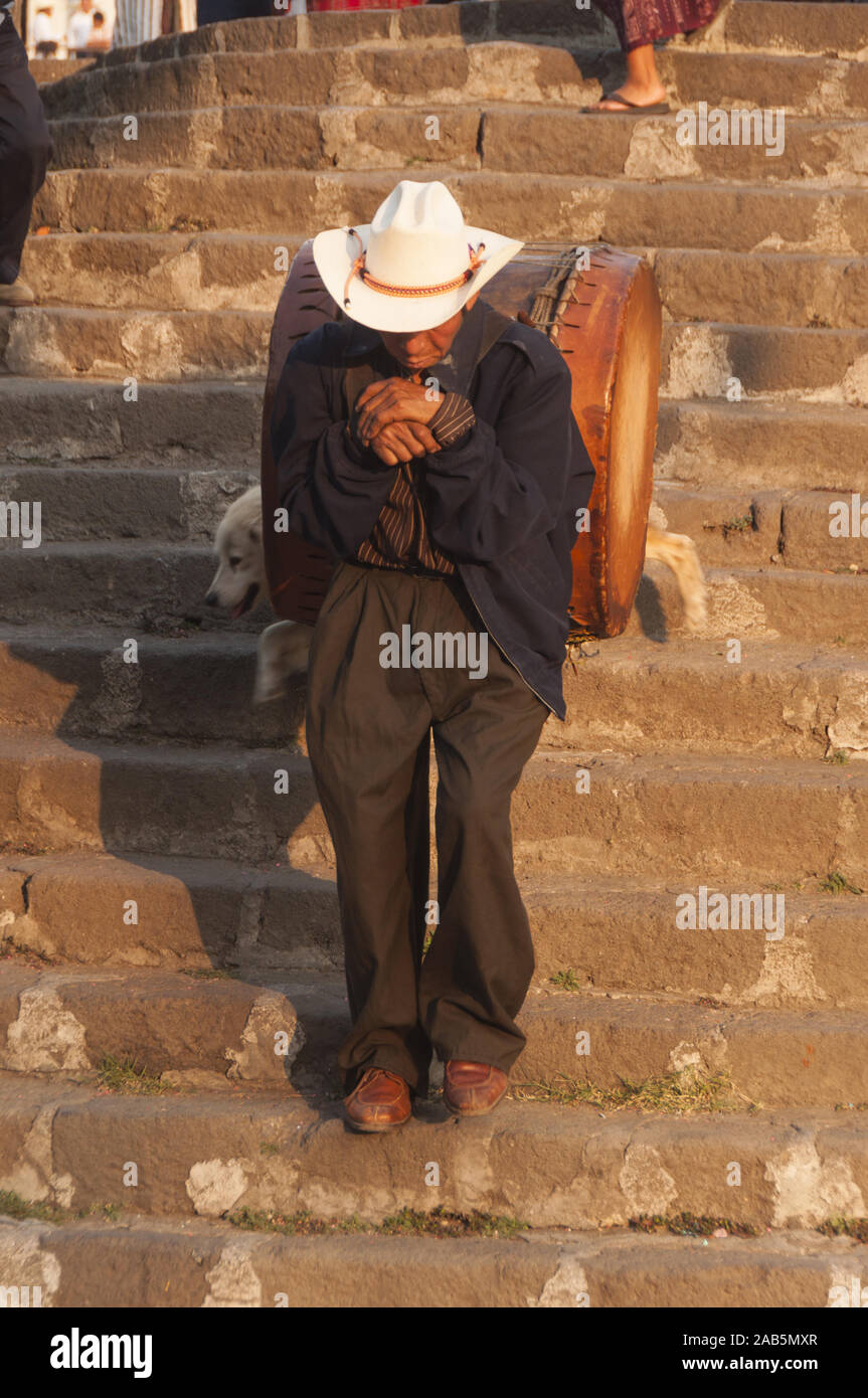 Guatemala, Atitlan See, Santiago de Atitlan, Katholische Religiöse Prozession, Mann, der großen Trommel Stockfoto