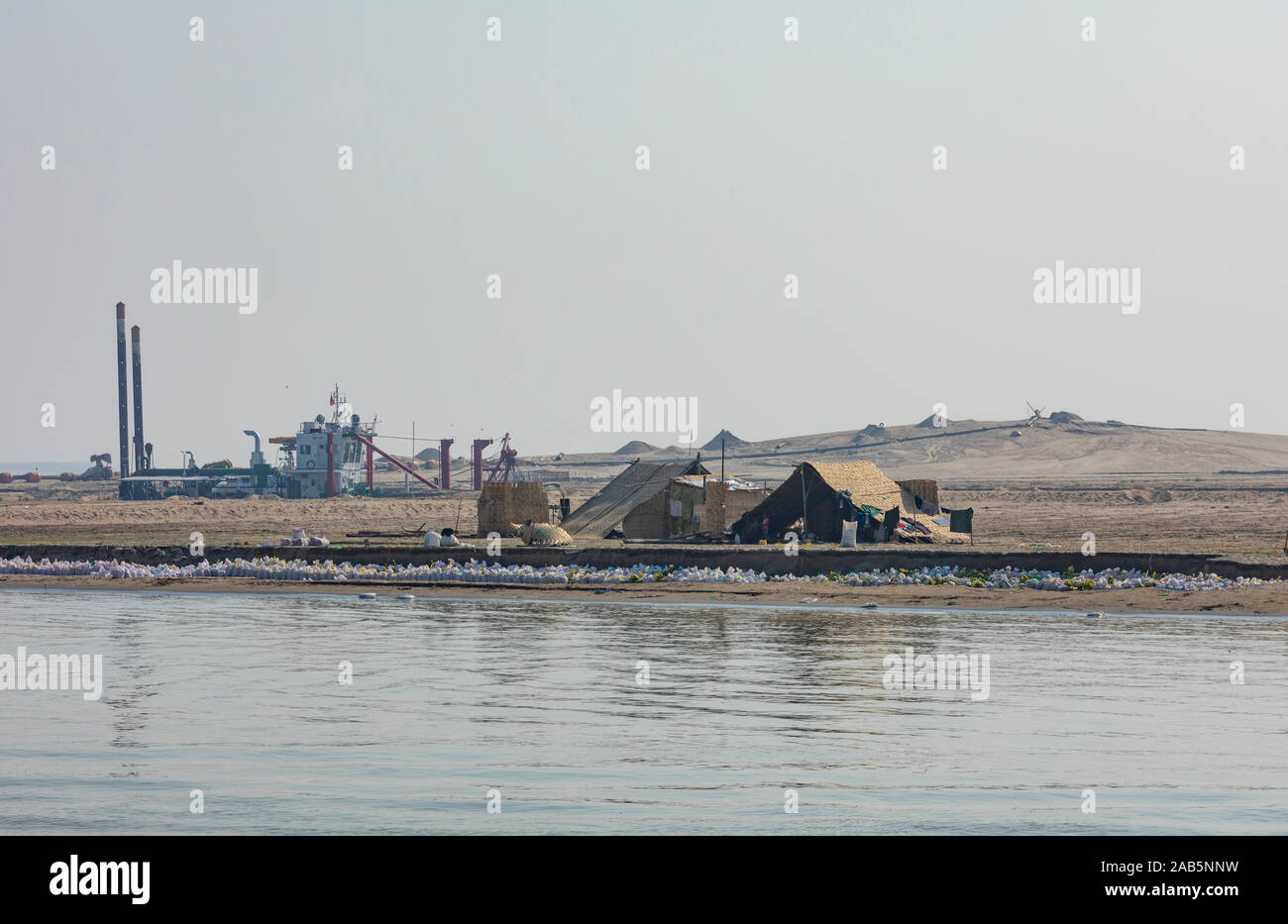 Mandalay, Myanmar - 15. Februar 2019: Gewinnung von Baustoffen für das Baugewerbe, neben dem Irrawaddy Fluss, Myanmar (Birma). Stockfoto