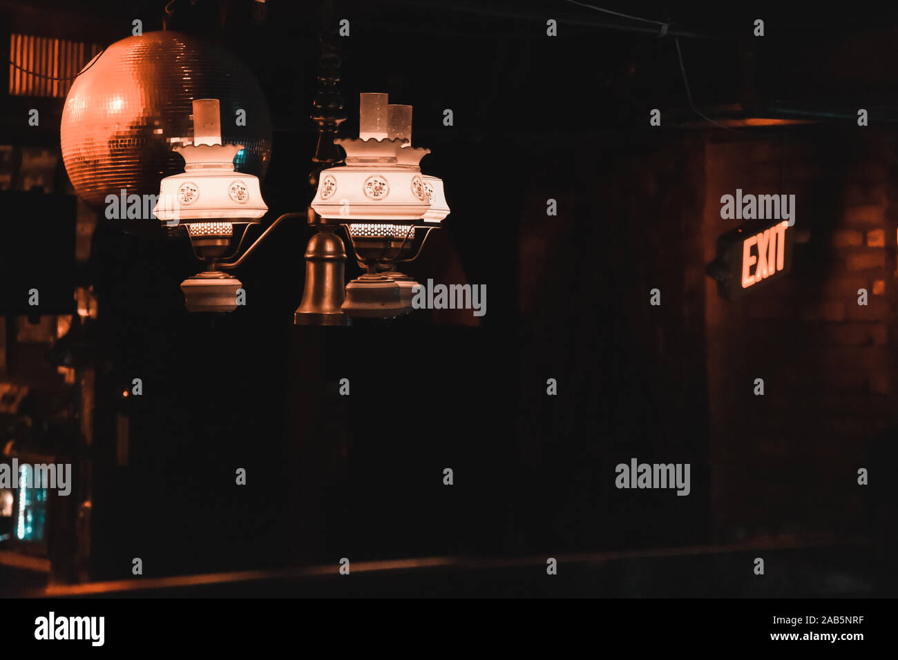 Gedämpftes Licht im Pub am Abend. 80 der sich drehenden Kugel und Ausfahrt. Düstere Stimmung pub Konzept. New York City, USA. Stockfoto