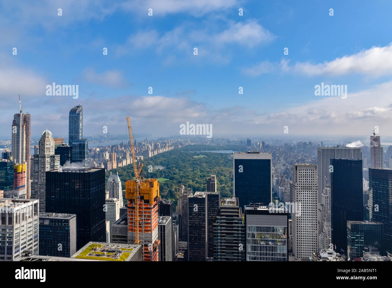 Luftaufnahme von New York mit Wolkenkratzern, Gebäude im Bau- und Central Park im Hintergrund. Sonnigen Tag mit einigen Wolken. Konzept für Reise Stockfoto