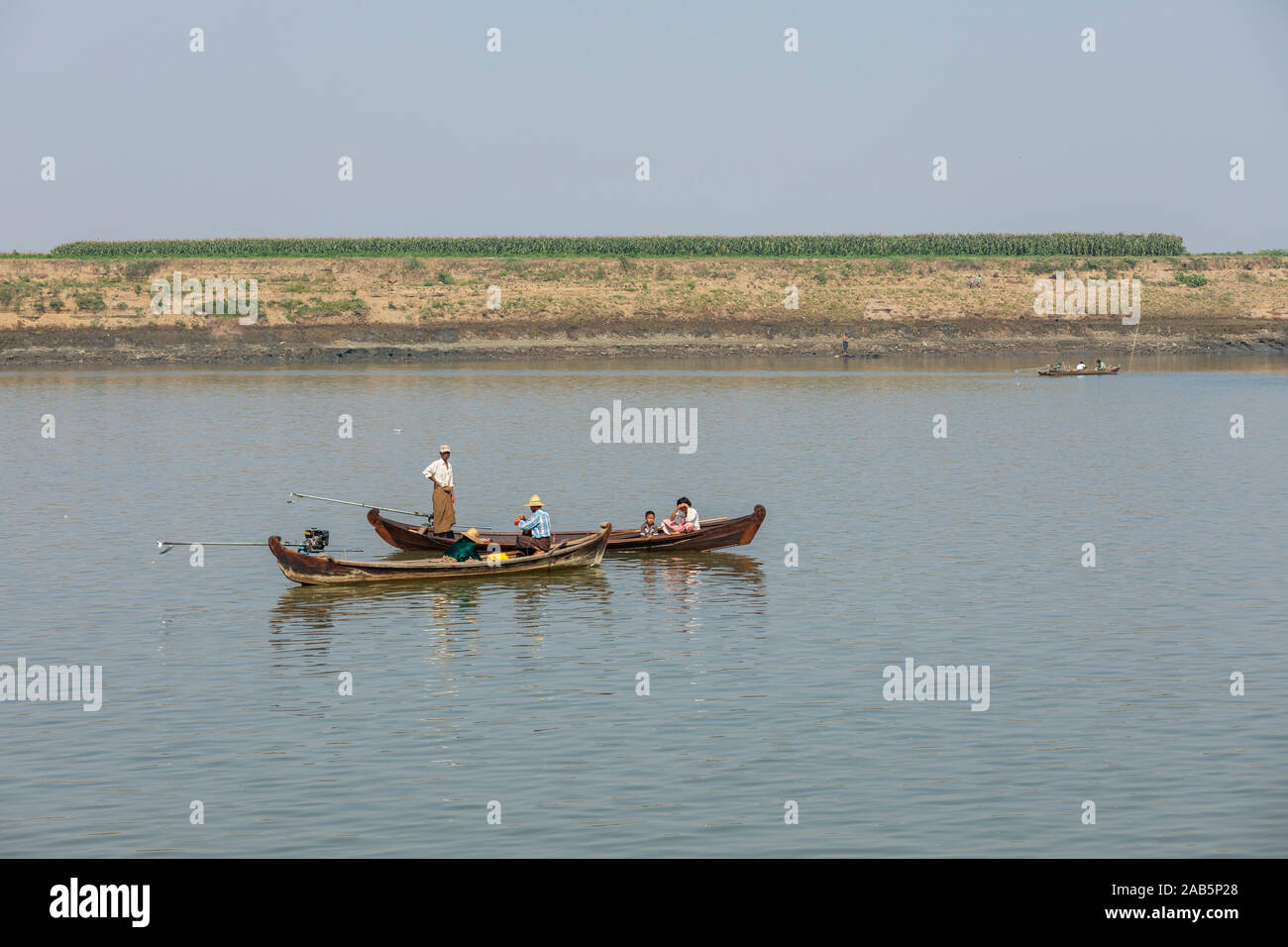 Mandalay, Myanmar - 15. Februar 2019: birmanische Volk in kleinen Booten auf dem Irrawaddy Fluss, Mandalay, Myanmar. Stockfoto