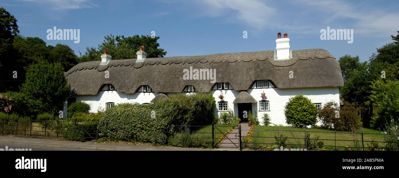 Eine Reihe von strohgedeckten Hütten am Swan Grün, Lyndhurst, Hampshire, England, Großbritannien Stockfoto