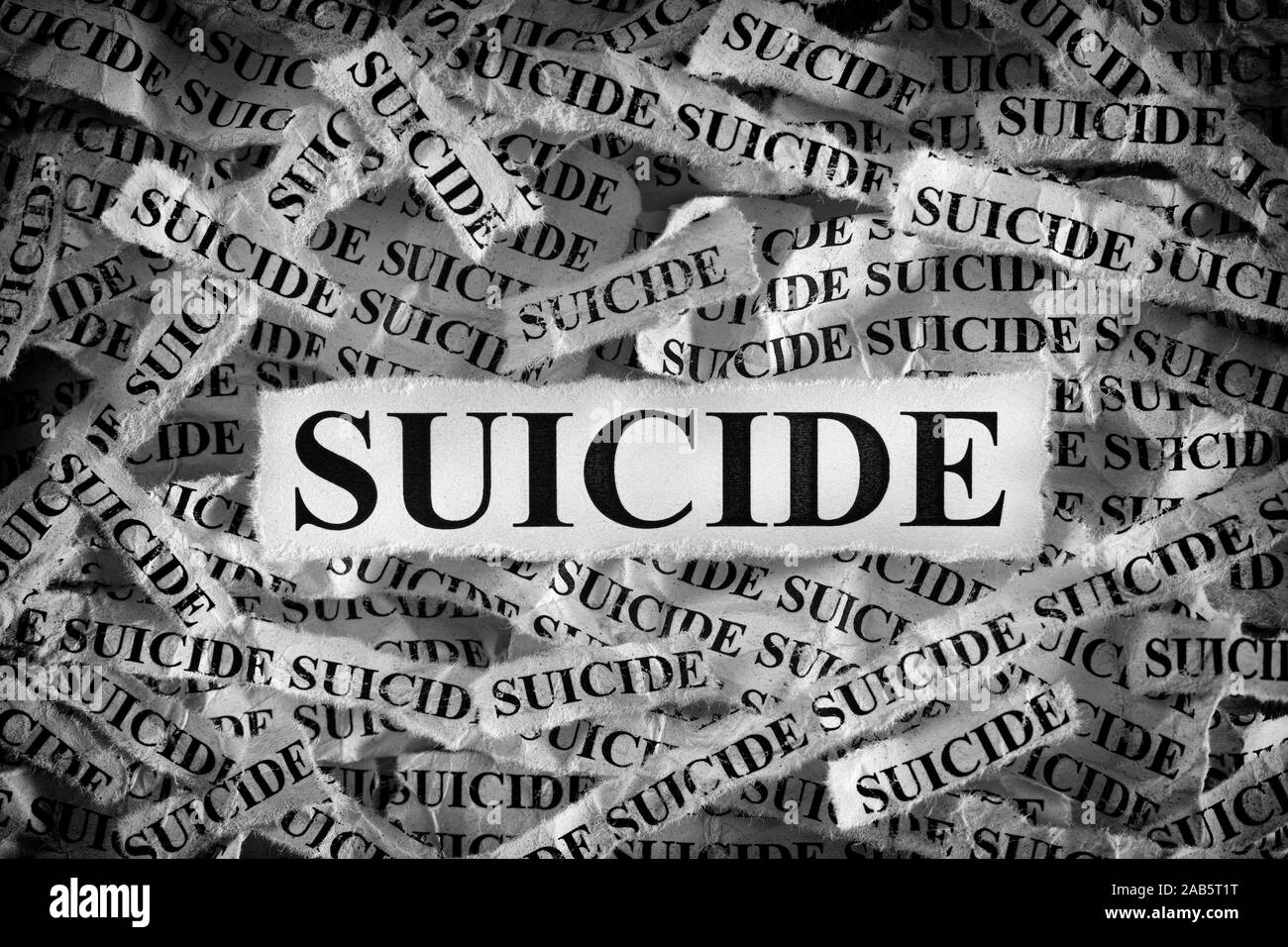 Selbstmord. Papierreste mit den Worten Selbstmord. Schwarz und Weiß. Close Up. Stockfoto