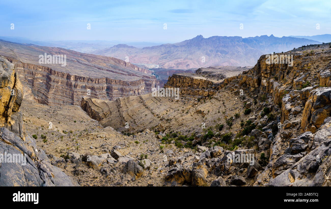 Panoramablick von Wadi Ghul aka Grand Canyon von Arabien in Jebel Shams, Oman Stockfoto