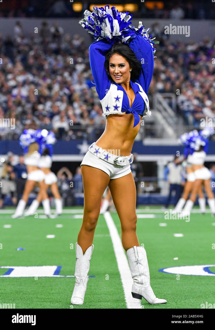 10.November 2019: Die Dallas Cowboys Cheerleaders durchführen, während ein NFL Spiel zwischen den Minnesota Vikings und die Dallas Cowboys bei AT&T Stadium in Arlington, TX Minnesota besiegt Dallas 28-24 Albert Pena/CSM Stockfoto