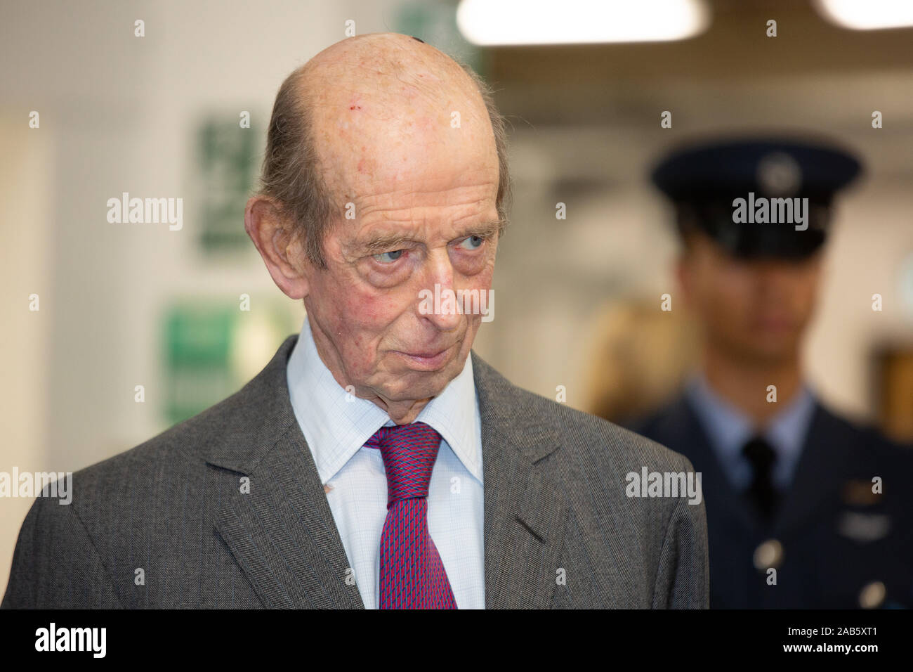 Prinz Edward, der Herzog von Kent hat bei einem Besuch in MGTS Lehrling Engineering Unit wenn Redditch, Worcestershire. Stockfoto