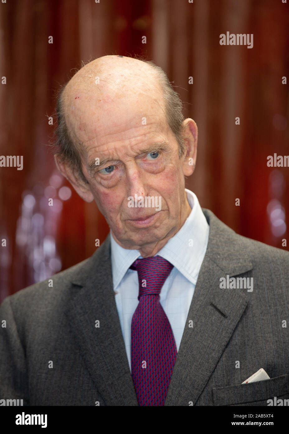 Prinz Edward, der Herzog von Kent hat bei einem Besuch in MGTS Lehrling Engineering Unit wenn Redditch, Worcestershire. Stockfoto