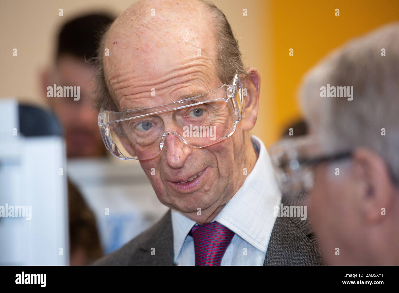 Prinz Edward, der Herzog von Kent hat bei einem Besuch in MGTS Lehrling Engineering Unit wenn Redditch, Worcestershire. Abgebildet ist das Tragen von Schutzbrille. Stockfoto