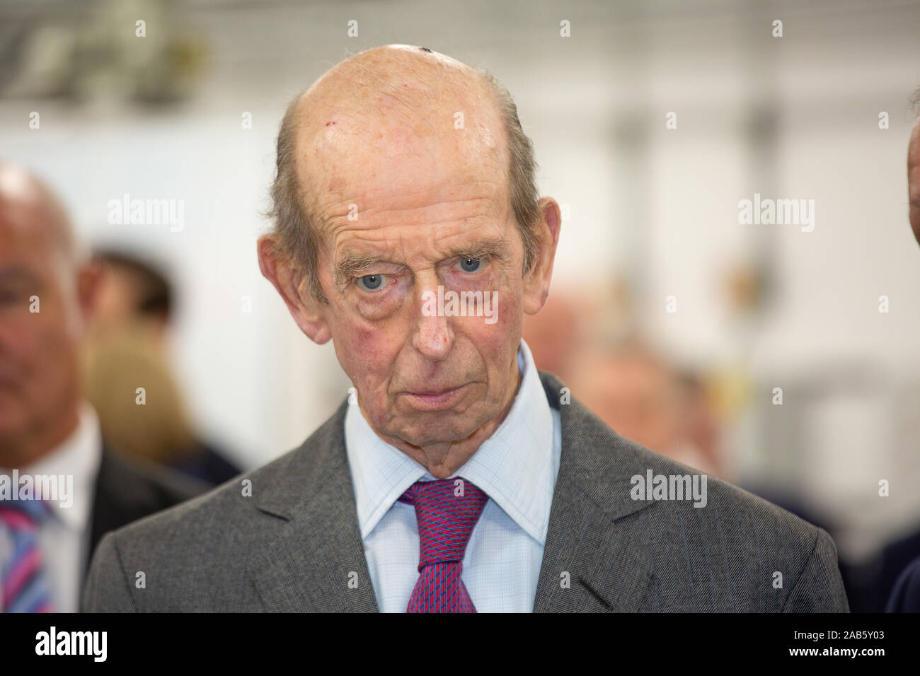 Prinz Edward, der Herzog von Kent hat bei einem Besuch in MGTS Lehrling Engineering Unit wenn Redditch, Worcestershire. Stockfoto