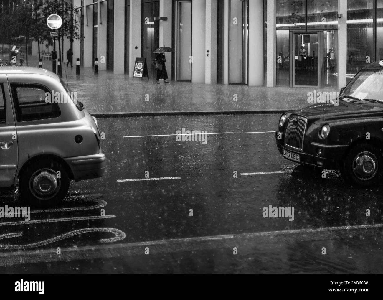 Ein heftiger Platzregen im regnerischen London, England. Stockfoto