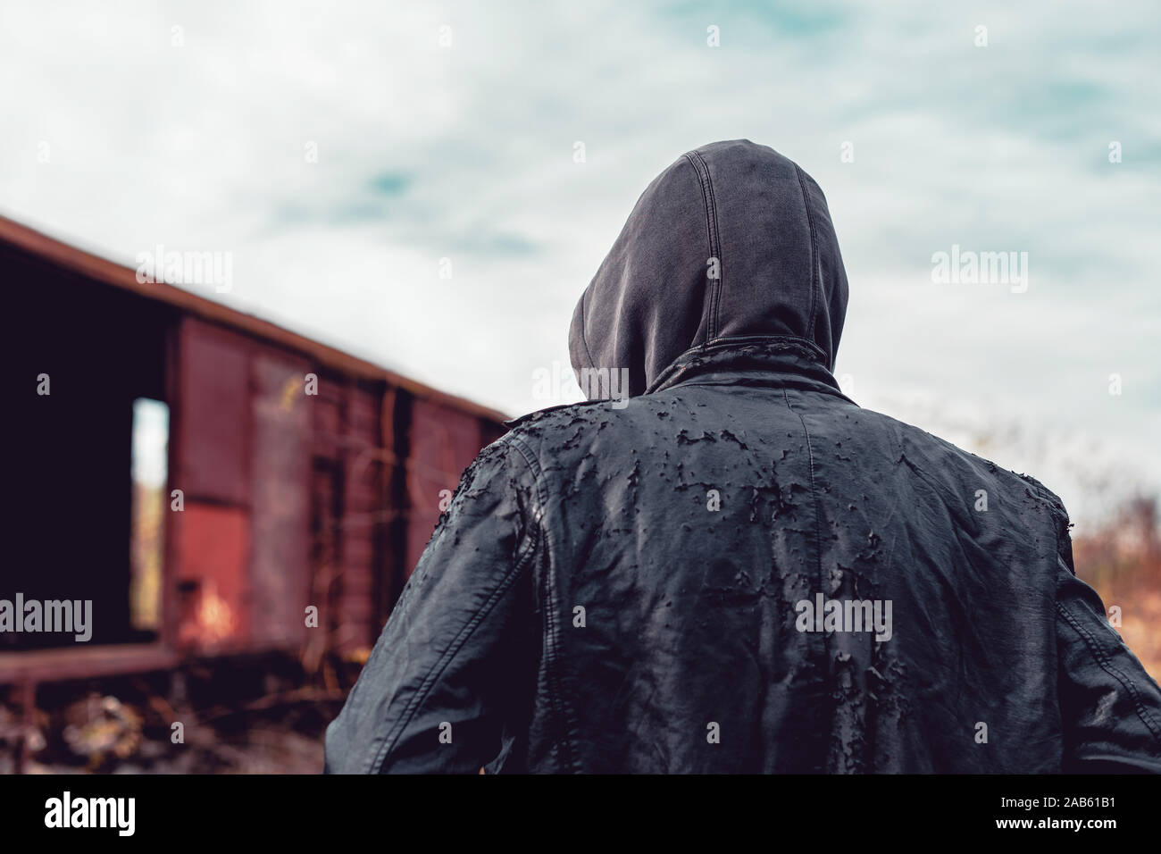 Obdachlose Einwanderer zu Fuß durch Güterzug Waggons, konzeptionelle Bild mit selektiven Fokus Stockfoto