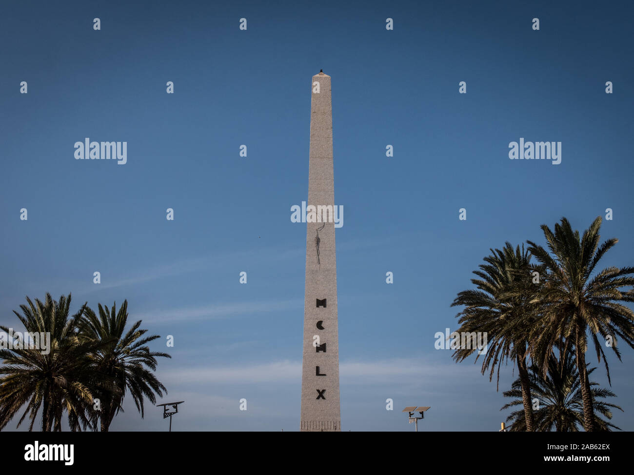 Dakar. 23 Nov, 2019. Foto an November 23, 2019 zeigt die Obelisken in Dakar, der Hauptstadt Senegals. Im Stadtzentrum von Dakar, der Obelisk wurde gebaut, um den senegalesischen Unabhängigkeit von Frankreich im Jahr 1960 zu gedenken. Credit: Louis Denga/Xinhua/Alamy leben Nachrichten Stockfoto