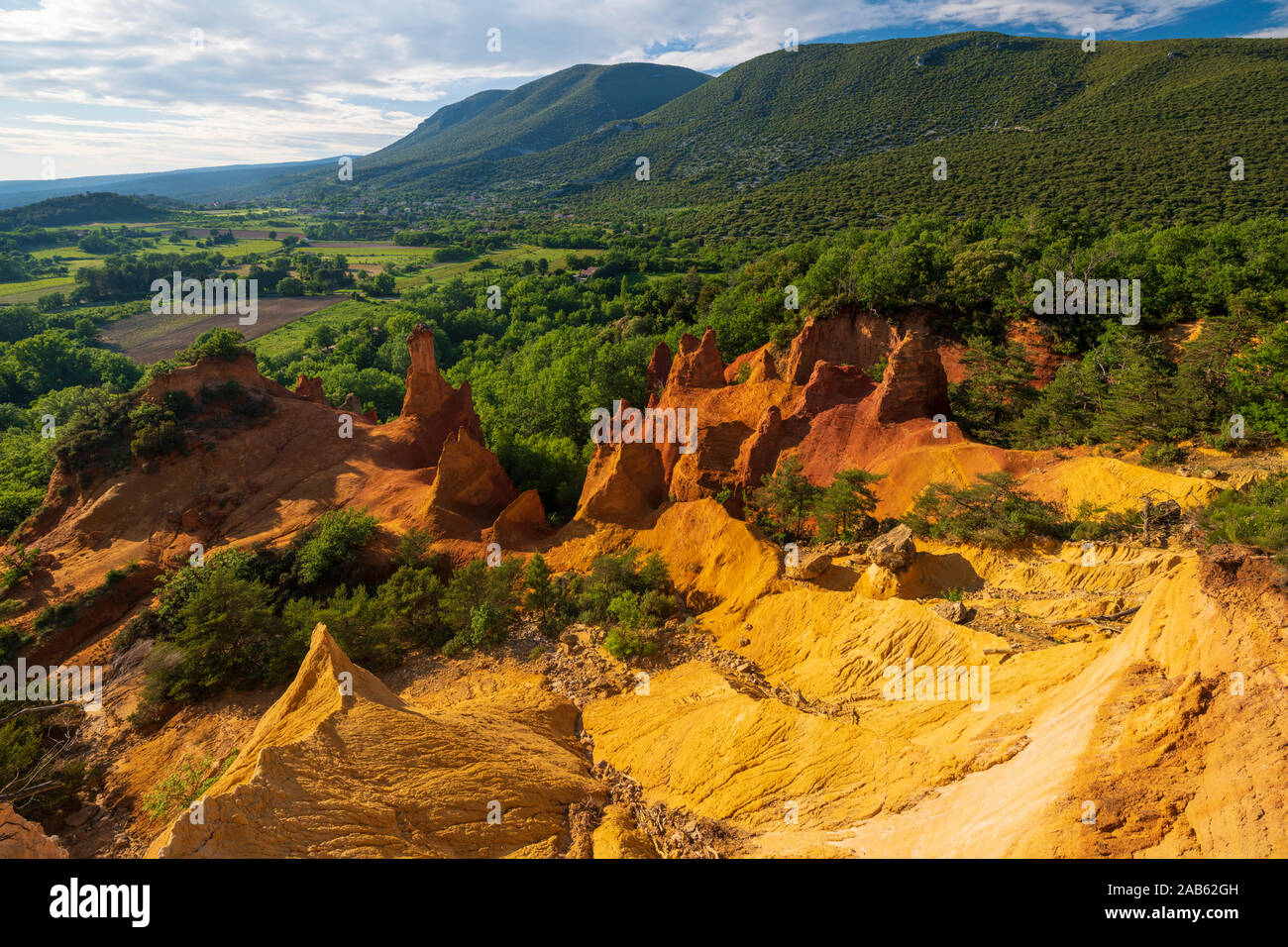 Rot-gelbe Felsen in der Höhle Ockersteinbrüchen von Rustrel Stockfoto