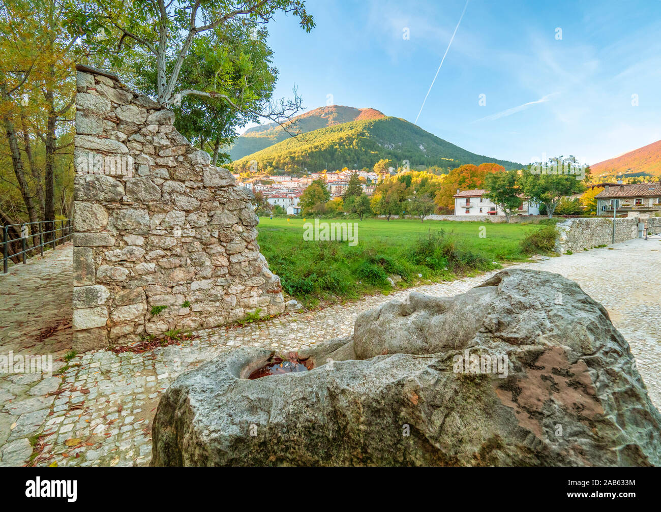 Nationalpark der Abruzzen, Latium und Molise (Italien) - Der Herbst mit Laub in die italienischen Berge Naturpark, mit kleinen Städte, wilde Tiere Stockfoto