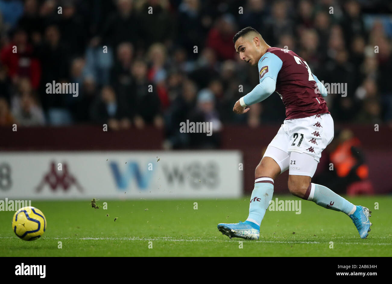 Aston Villa Anwar El Ghazi Kerben ist aber abseits während der Premier League Match in der Villa Park, Birmingham erachtet. Stockfoto