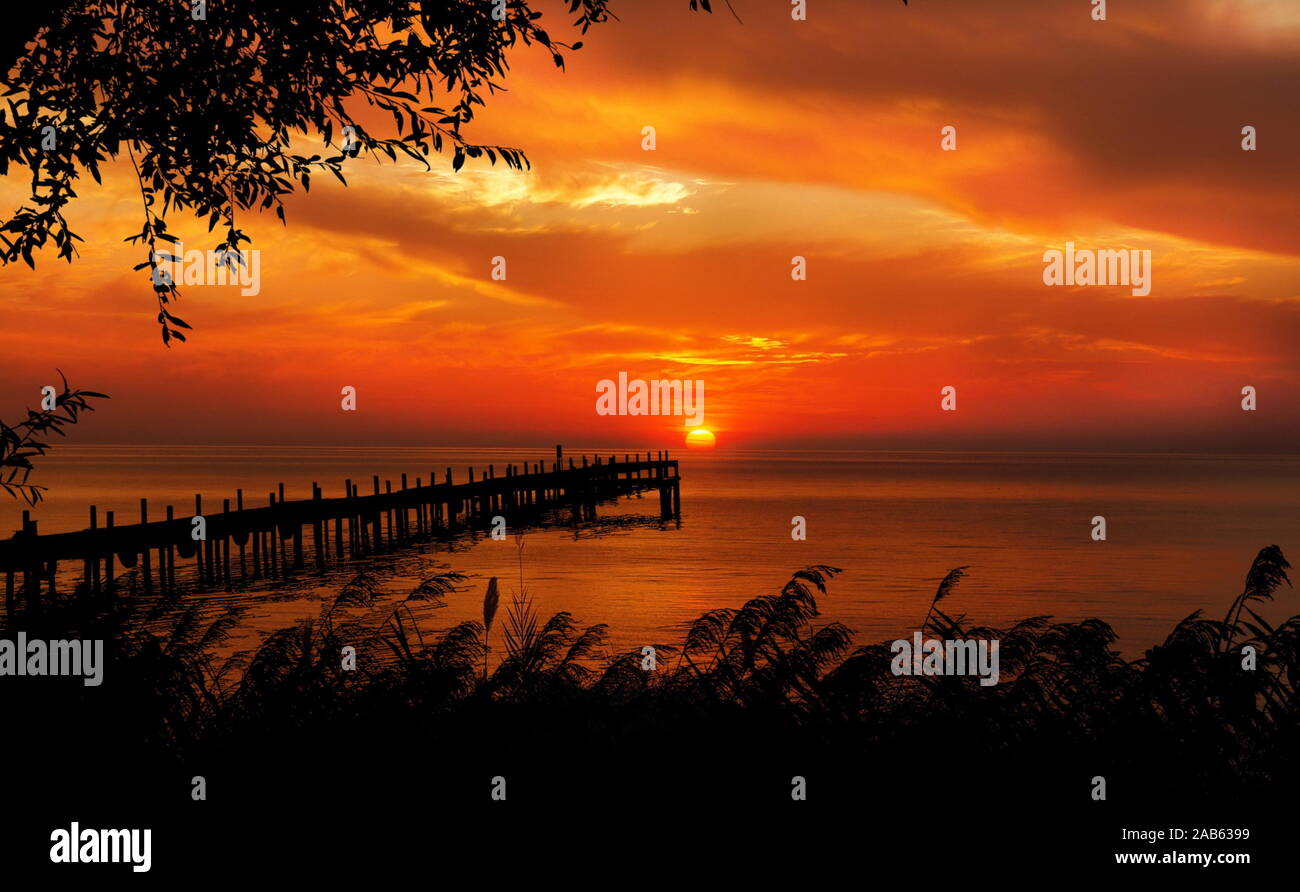 Sonnenaufgang über dem Meer. Pier im Vordergrund. Panorama Stockfoto