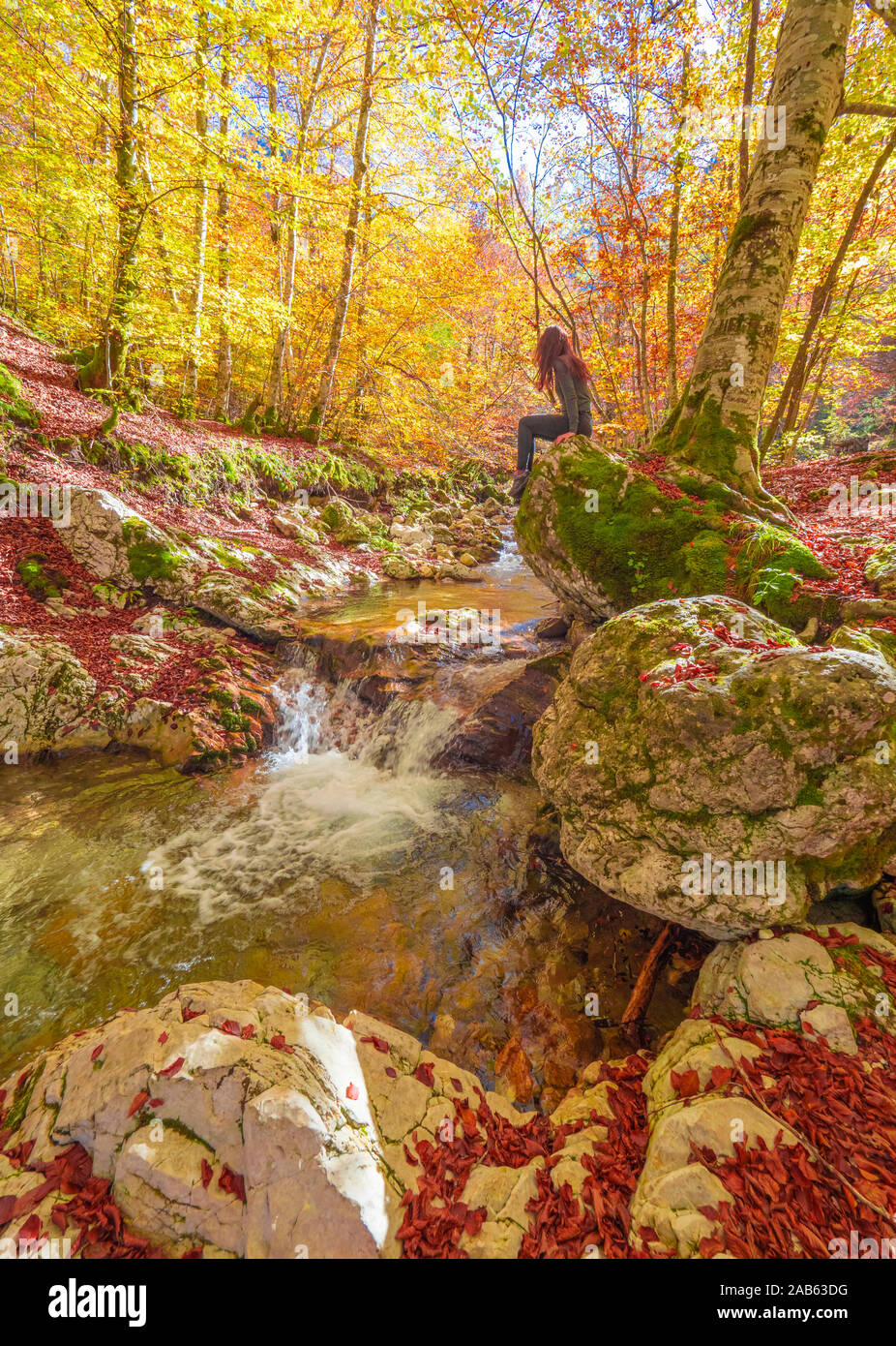 Nationalpark der Abruzzen, Latium und Molise (Italien) - Der Herbst mit Laub in die italienischen Berge Naturpark, mit kleinen Städte, wilde Tiere Stockfoto