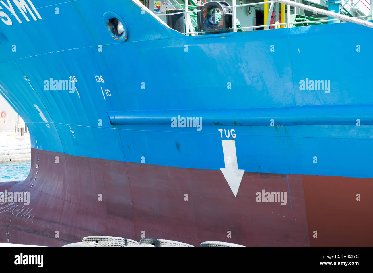 Gibraltar, Großbritannien, 2019-07-30, große Pfeil an der Seite des nautischen Schiff beweisen guidanc für Schlepper, wo sie Kontakt mit den vessal machen können Stockfoto