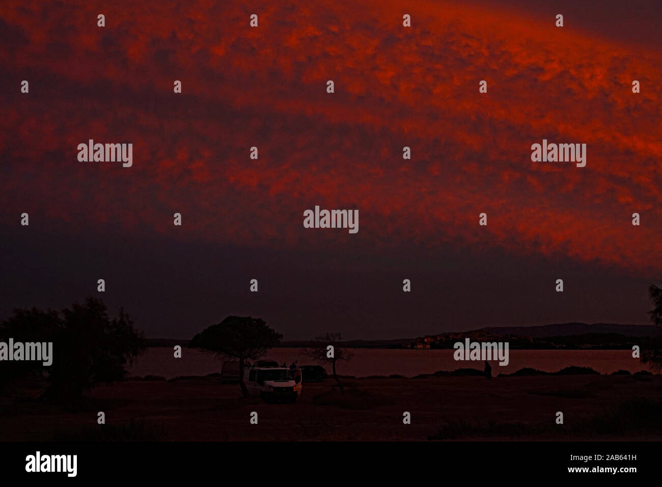 Ein farbenfroher Sonnenuntergang über einem wilden Campingplatz Stockfoto