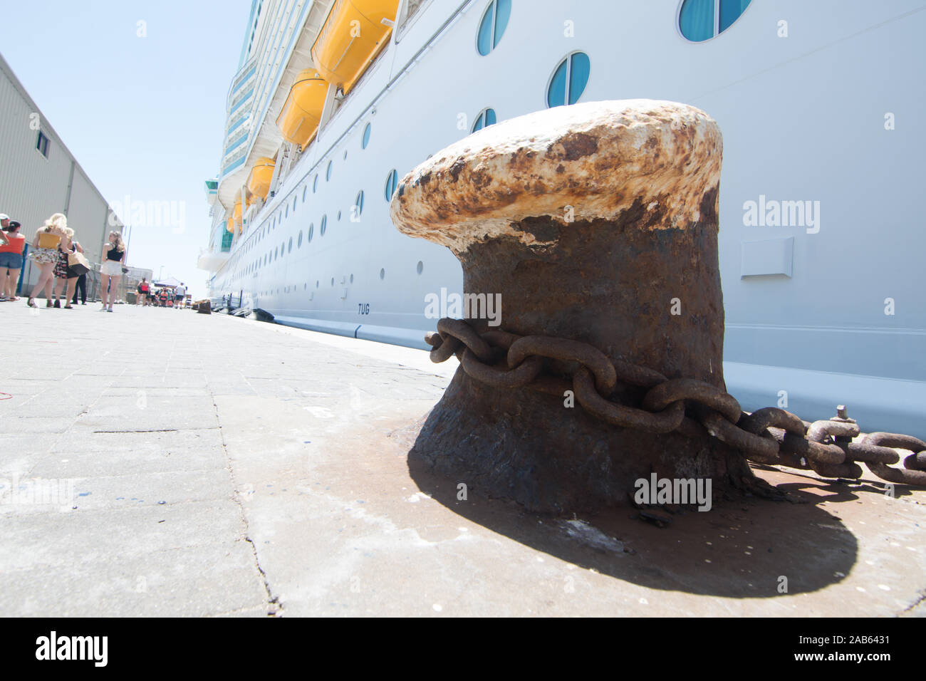 Gibraltar, Großbritannien, 2019-07-30, alte verwitterte Edelstahl Poller mit heavy duty Kette teathering Kreuzfahrtschiff sicher. Stockfoto