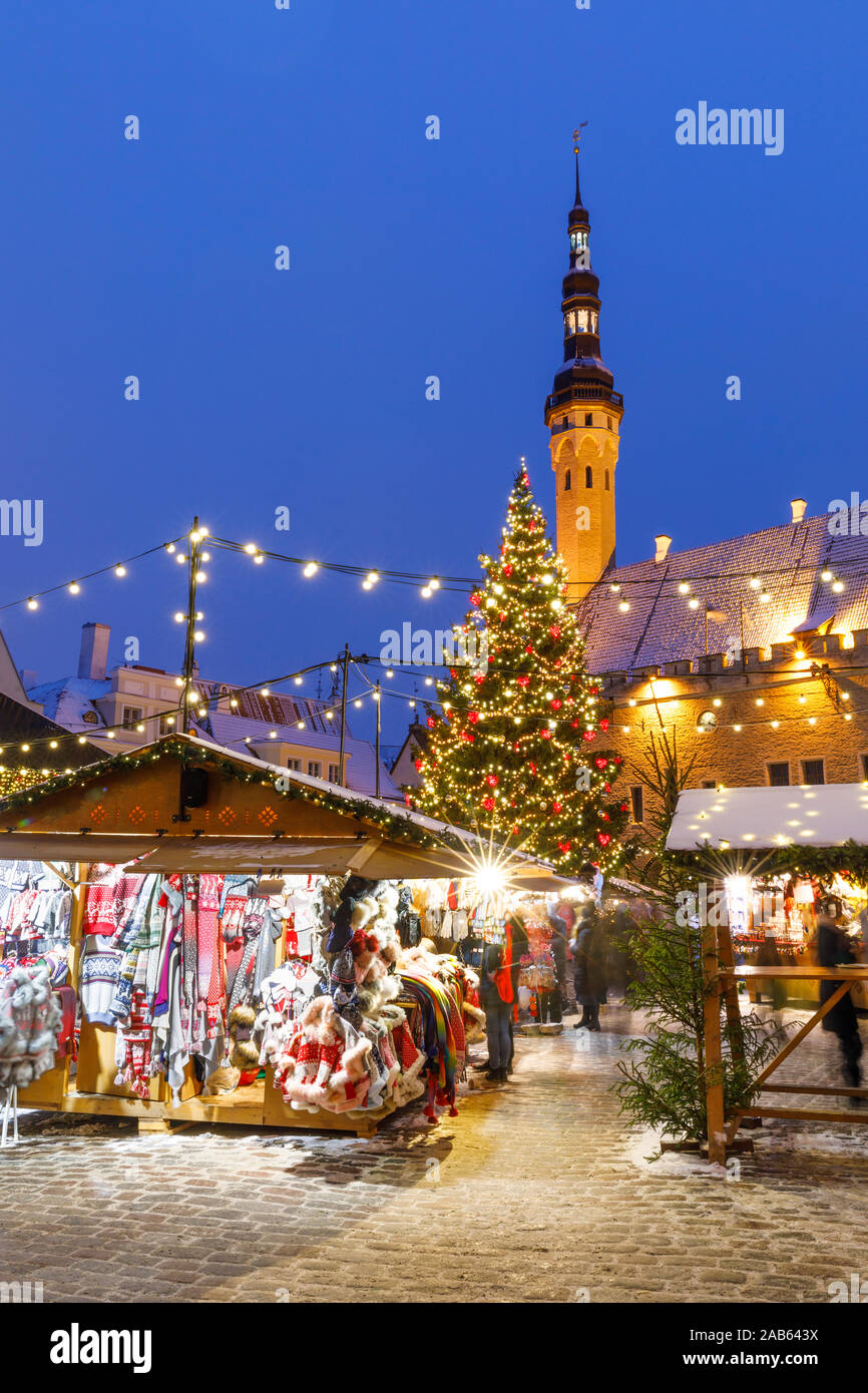 TALLINN, Estland - 22 Dezember, 2018: Die Menschen besuchen Weihnachtsmarkt in der Altstadt von Tallinn, Hauptstadt von Estland am 22. Dezember 2018 Stockfoto