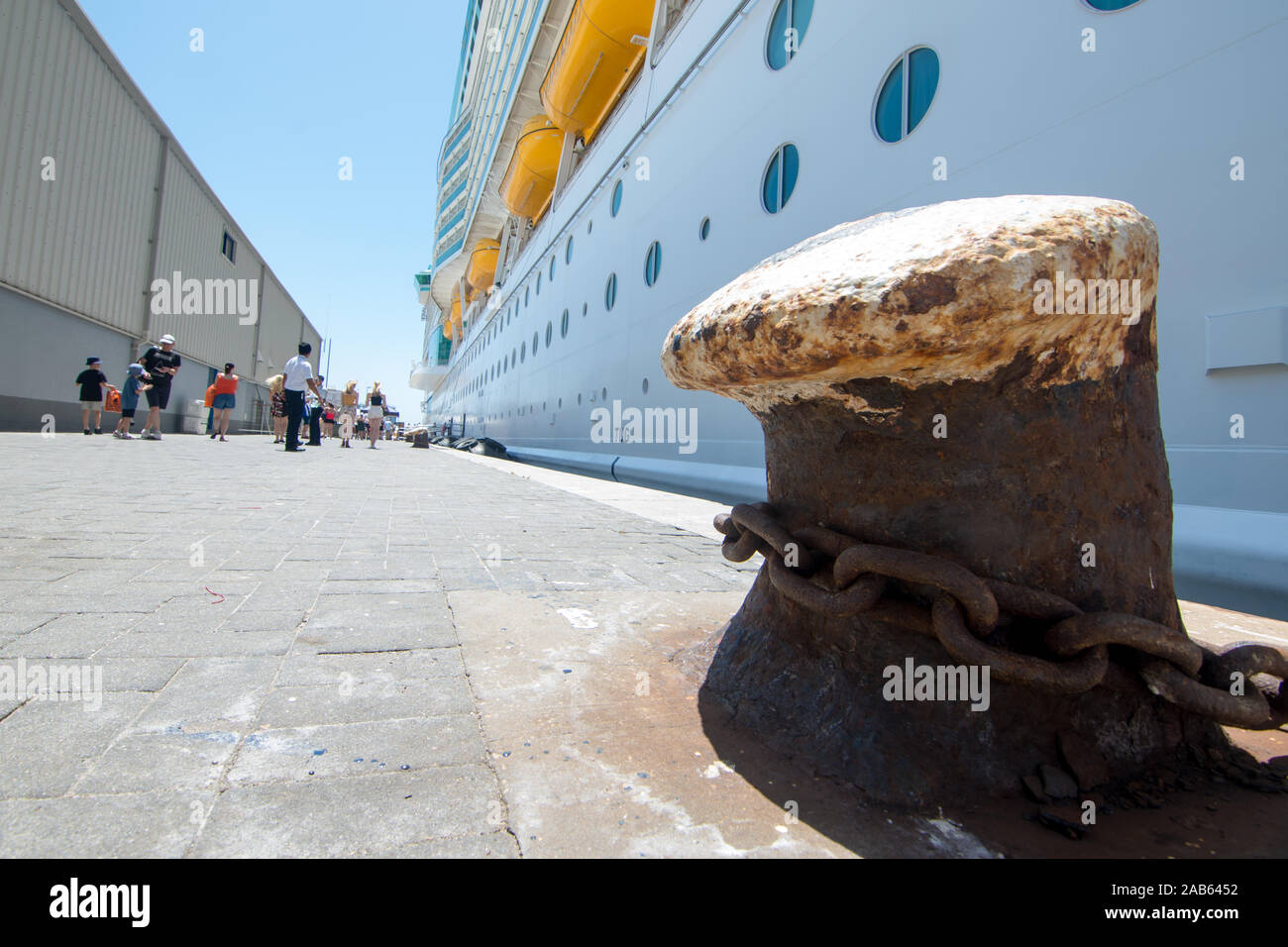Gibraltar, Großbritannien, 2019-07-30, alte verwitterte Edelstahl Poller mit heavy duty Kette teathering Kreuzfahrtschiff sicher. Stockfoto