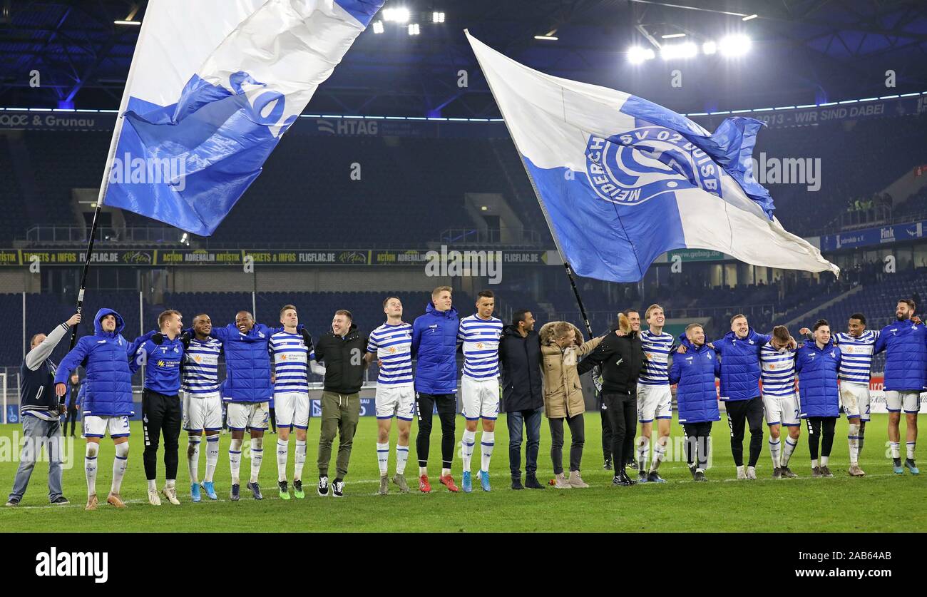 Duisburg, Deutschland. 25 Nov, 2019. firo: 25.11.2019 Fußball, 3. Liga, Saison 2019/2020 MSV Duisburg - FC Viktoria Köln Das Team feiert Vor der Duisburger Nordkurve. | Verwendung der weltweiten Kredit: dpa/Alamy leben Nachrichten Stockfoto