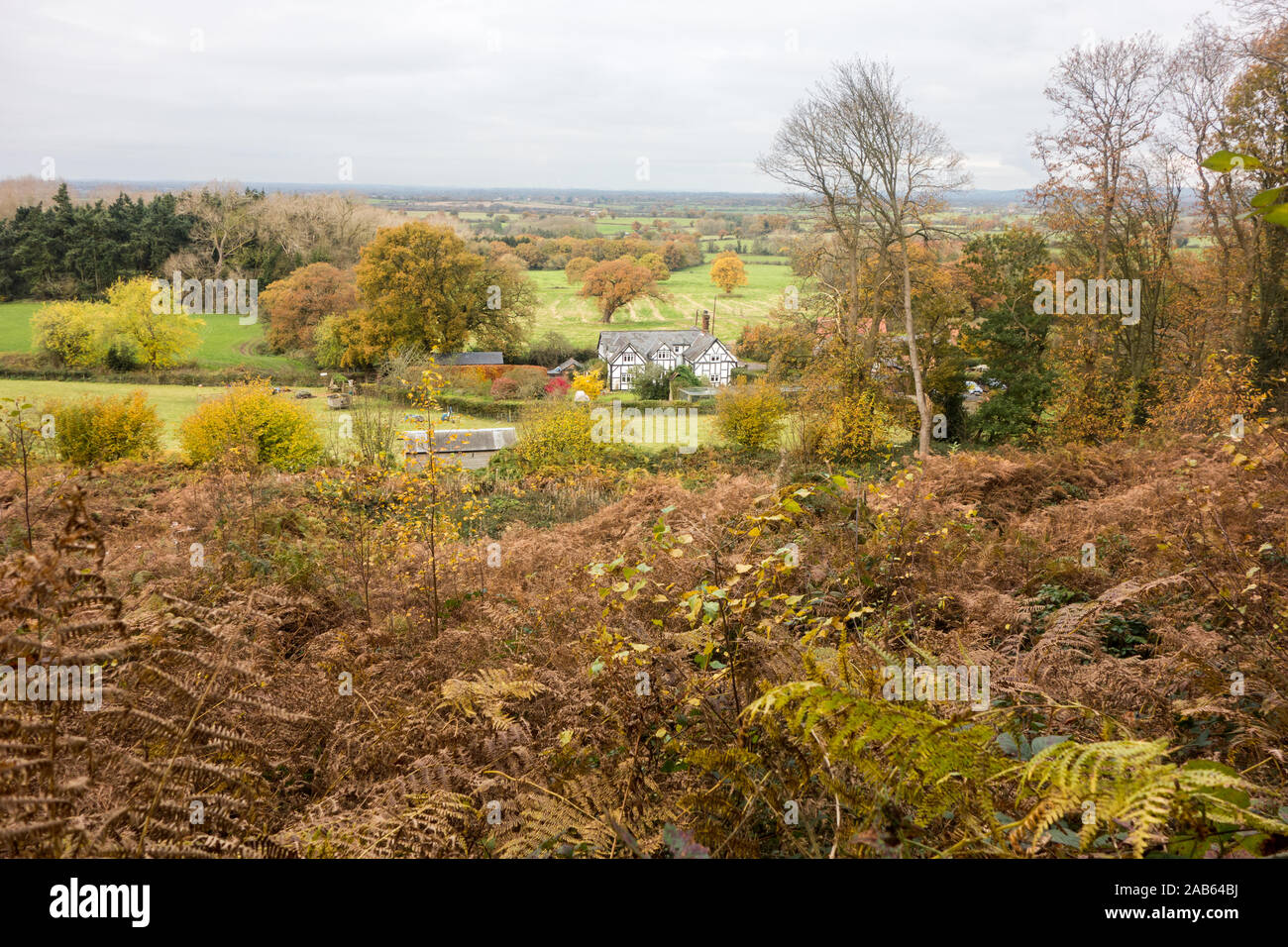 Blick auf ein schwarz-weißes Häuschen aus dem Sandstein Trail in Bickerton Hügel einen Fußweg durch die Landschaft von Cheshire laufen für 34 Meilen Stockfoto