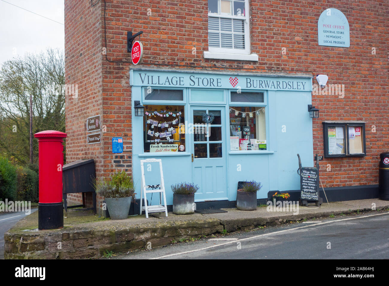 Die Post und traditionellen Dorf Store im Süden Cheshire Dorf Burwardsley England Großbritannien Stockfoto