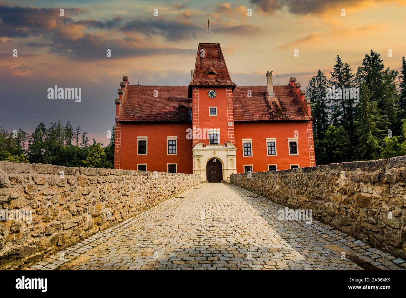 Das rote Schloss Cervena Lhota auf einen Sonnenuntergang. Der Tschechischen Republik. Stockfoto