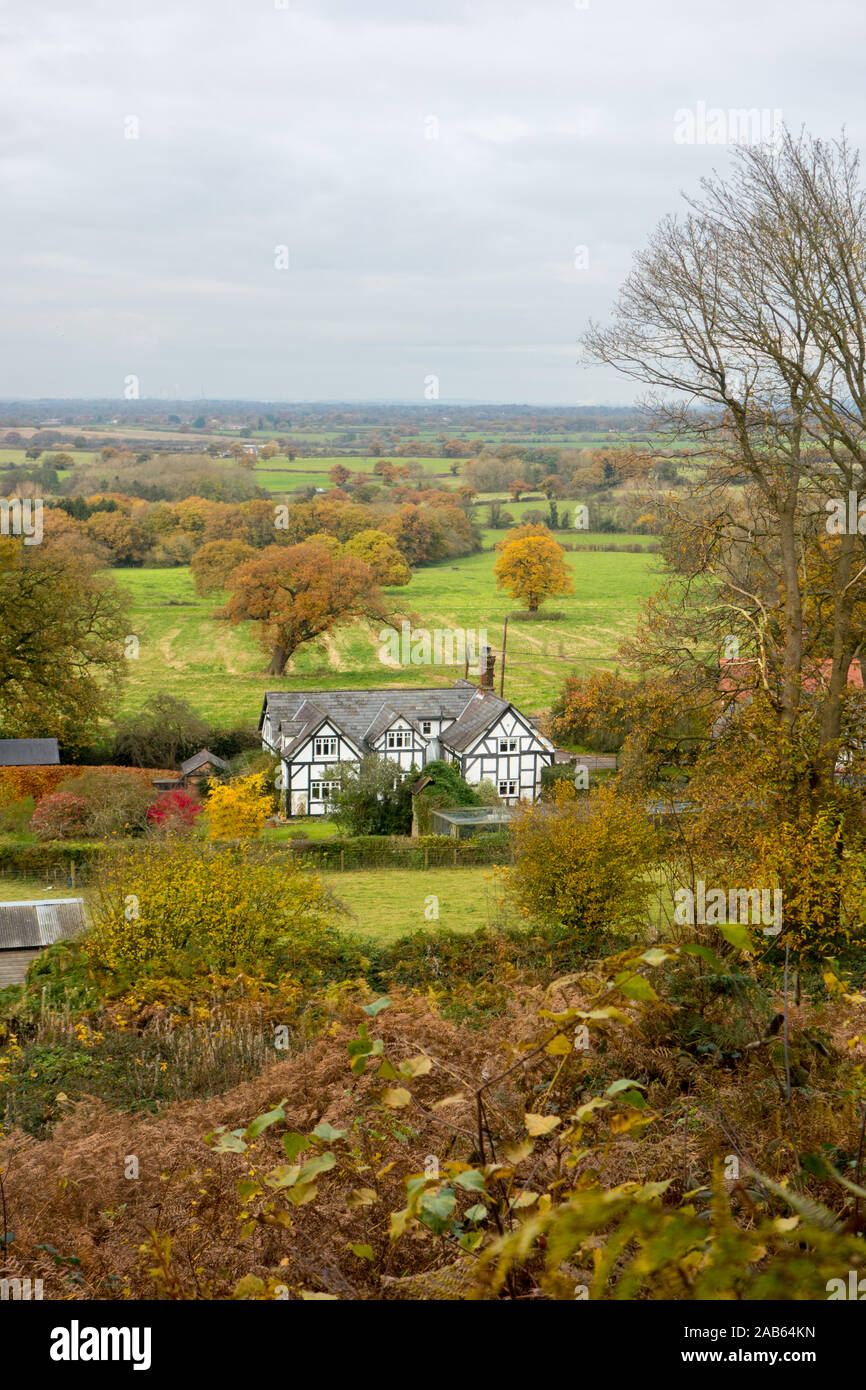 Blick auf ein schwarz-weißes Häuschen aus dem Sandstein Trail in Bickerton Hügel einen Fußweg durch die Landschaft von Cheshire laufen für 34 Meilen Stockfoto
