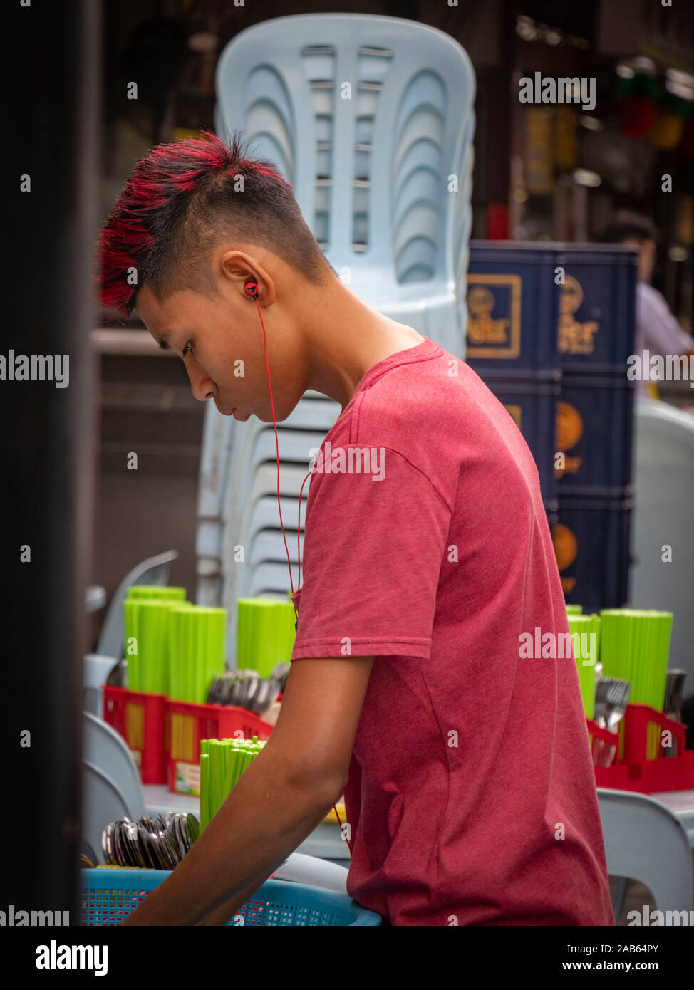 Malaysische Jugend in Jalan Alor Food Street Markt in Kuala Lumpur, Malaysia Stockfoto