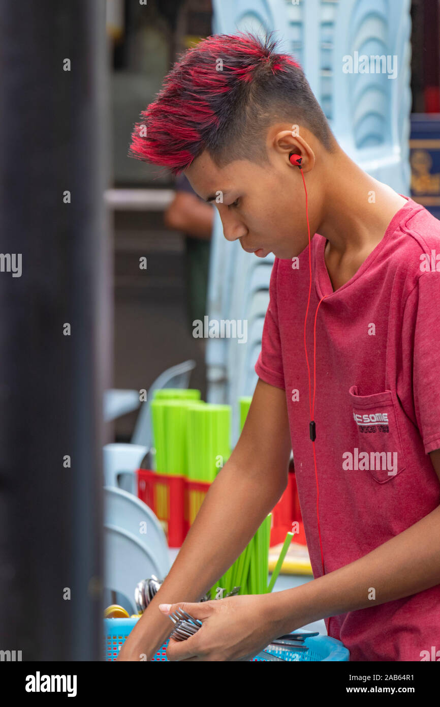 Malaysische Jugend in Jalan Alor Food Street Markt in Kuala Lumpur, Malaysia Stockfoto