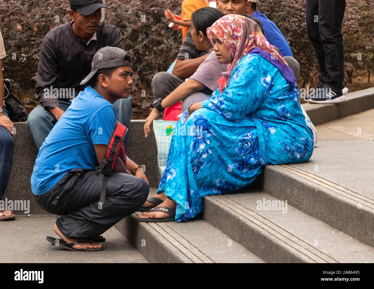 Malaysische muslimischen Menschen versammeln sich auf Schritte im Stadtzentrum von Kuala Lumpur Malaysia Stockfoto