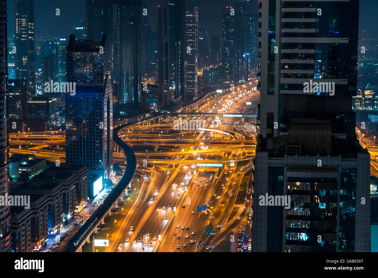 Viel Verkehr in der Innenstadt von Dubai bei Nacht, VAE Straße und Verkehr Abstract Stockfoto