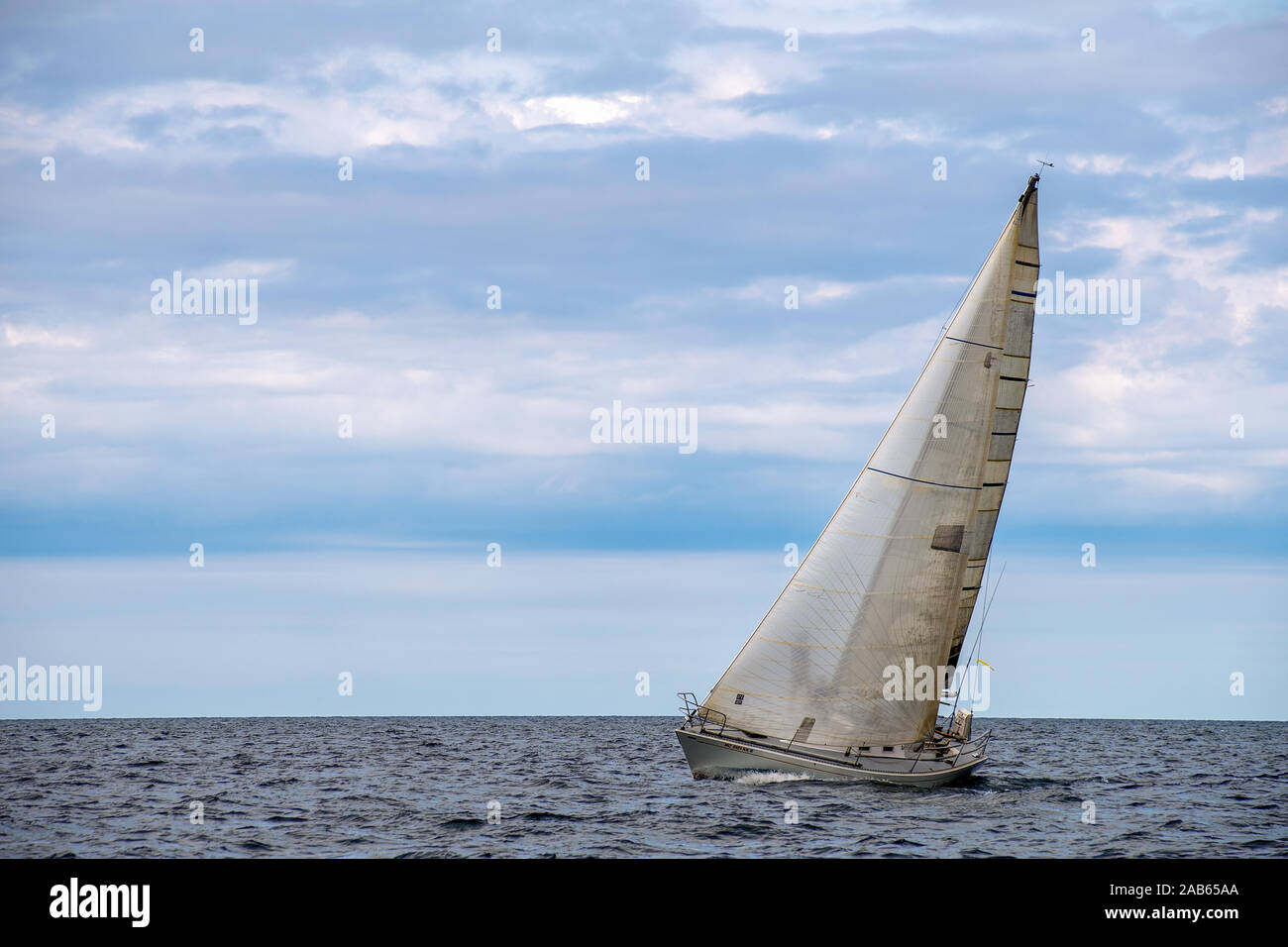 Single Segelboot in Michigan regatta Krängung am Lake Michigan Stockfoto