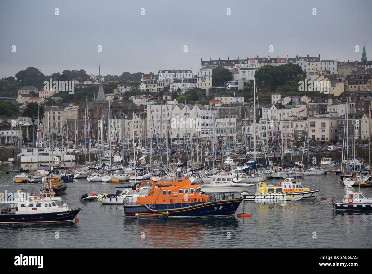 Anreise mit der Fähre nach St. Peters Port Guernsey mit der rnli Lifeboat im Vordergrund. Stockfoto