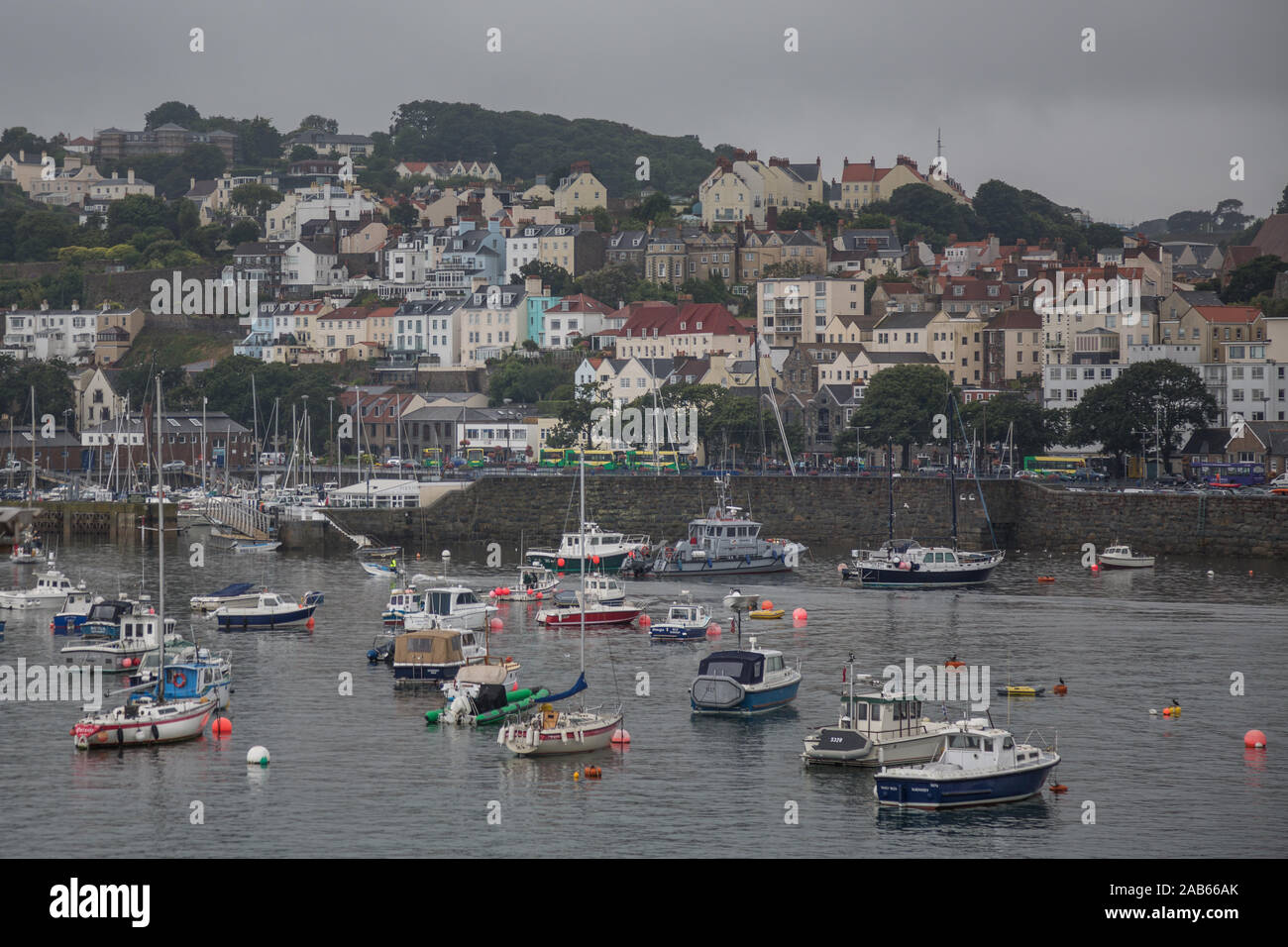 Mit Blick auf die Häuser der Umgebung St Peters Port bei der Ankunft in Guernsey Stockfoto