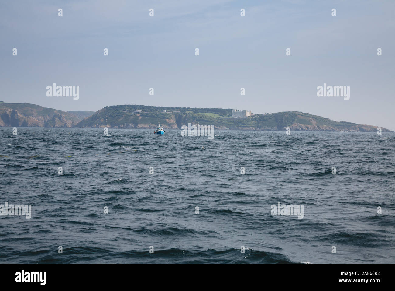 Angeln Boot vor der Insel Sark, Channel Island Stockfoto