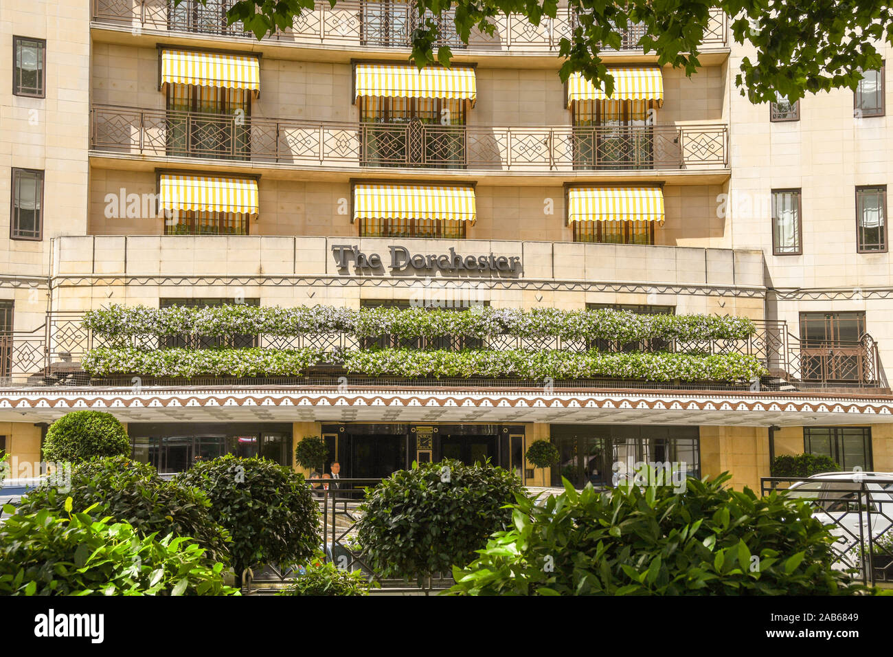 LONDON, ENGLAND - JUNI 2018: Außenansicht von der Vorderseite der Dorchester Hotel an der Park Lane in London Stockfoto