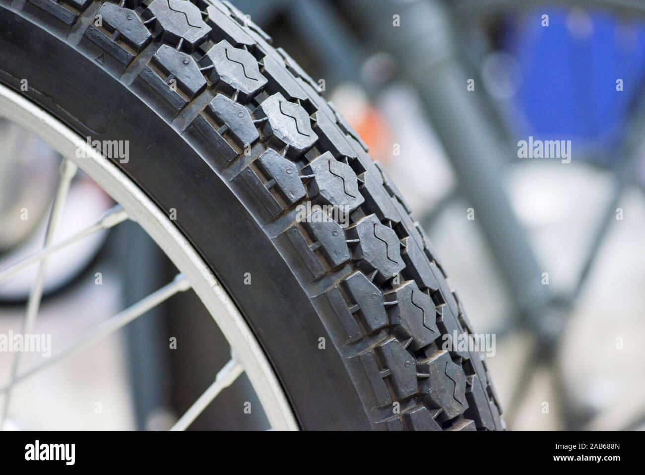 Nahaufnahme der klassischen Motorrad Reifenprofil. Close-up Beschützer der Reifen-service. Stockfoto
