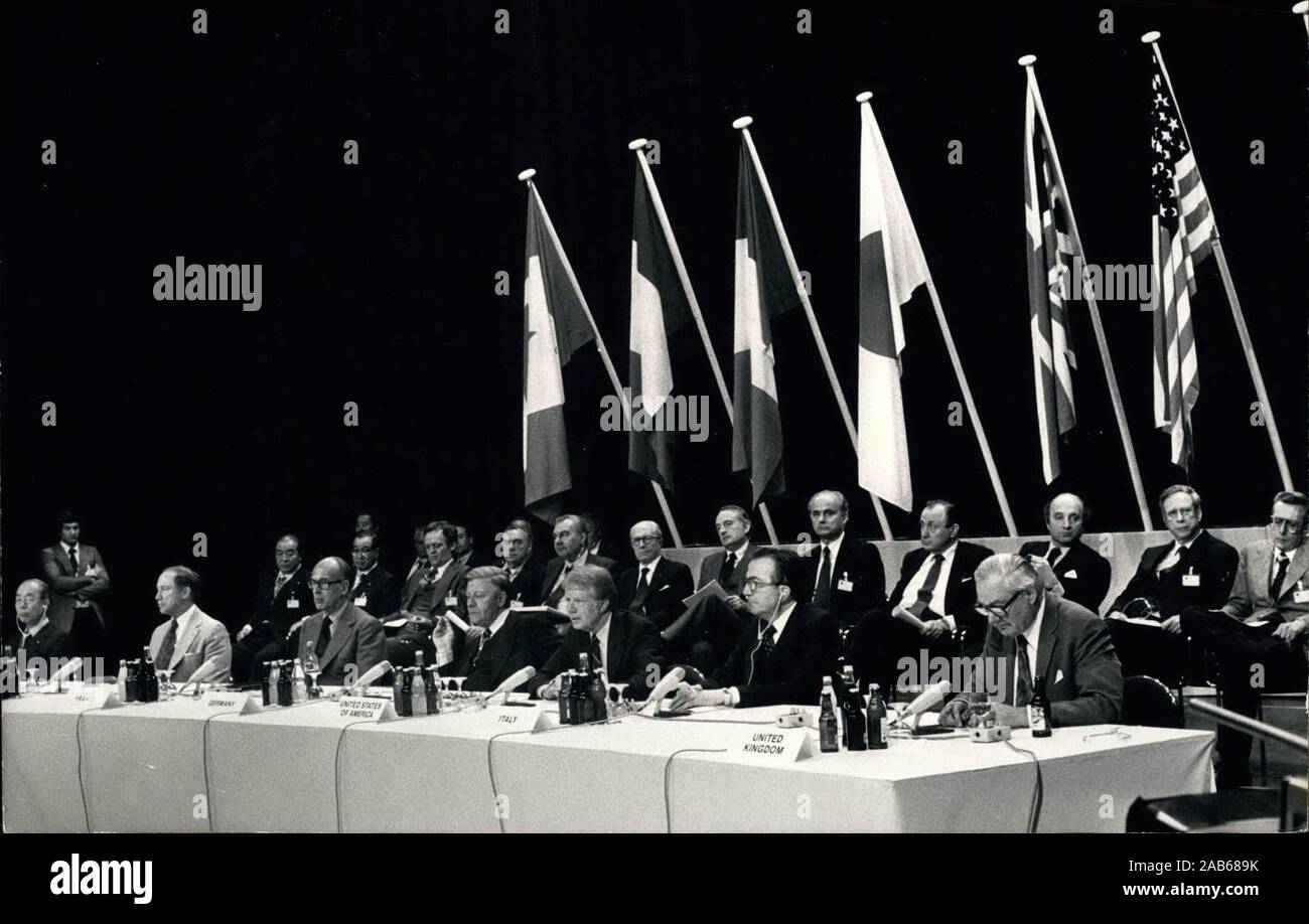 Jan. 17, 1978 - Bonn, Deutschland - Das Bild wurde während einer Pressekonferenz für die 4. G7-Gipfel treffen. Von links nach rechts: TAKEO FUKUDA, der japanische Ministerpräsident, Pierre Elliott Trudeau, kanadische Premierminister, Giscard d'Estaing, Helmut Schmidt, Präsident Jimmy Carter, der italienische Ministerpräsident Giulio ANDREOTTI, und der britische Premierminister James Callaghan verlassen. (Bild: © Keystone Presse Agentur/Keystone USA über ZUMAPRESS.com) Stockfoto